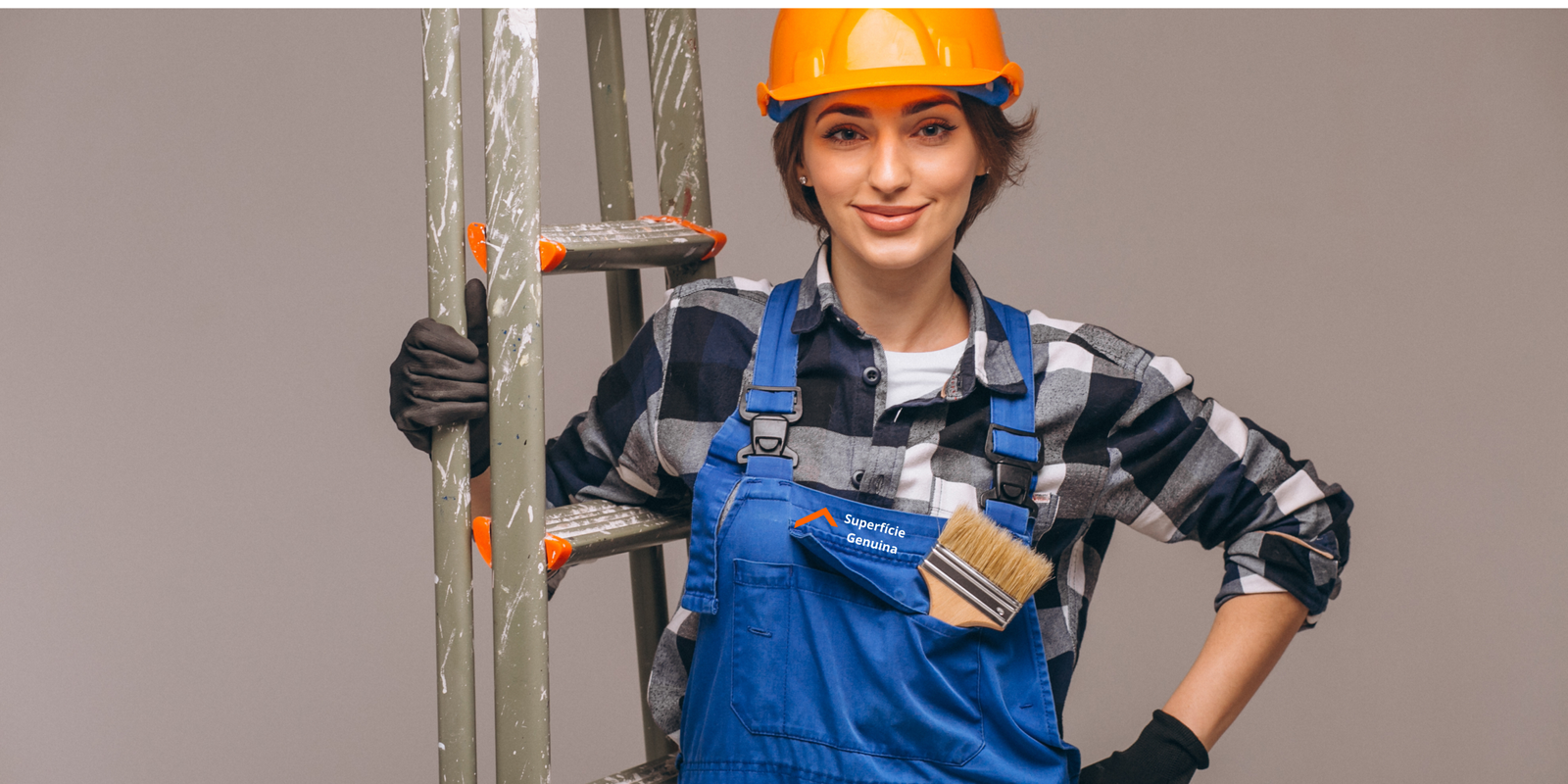 Trabalhadora confiante ao lado da escada