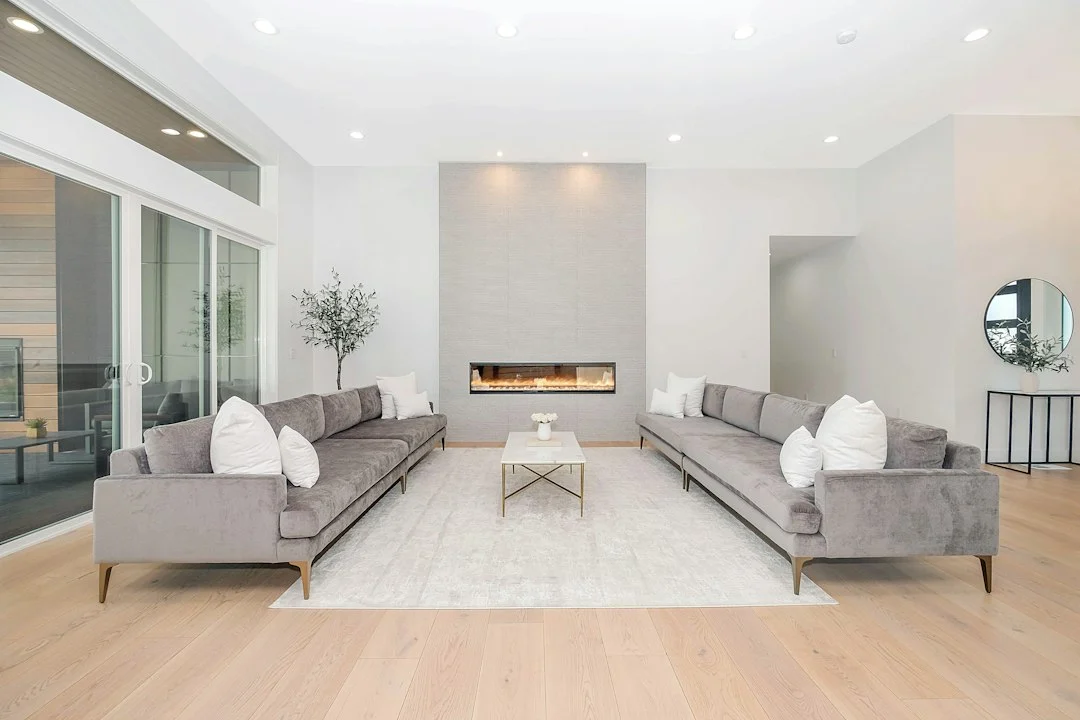 Interior residencial moderno com pavimento renovado
