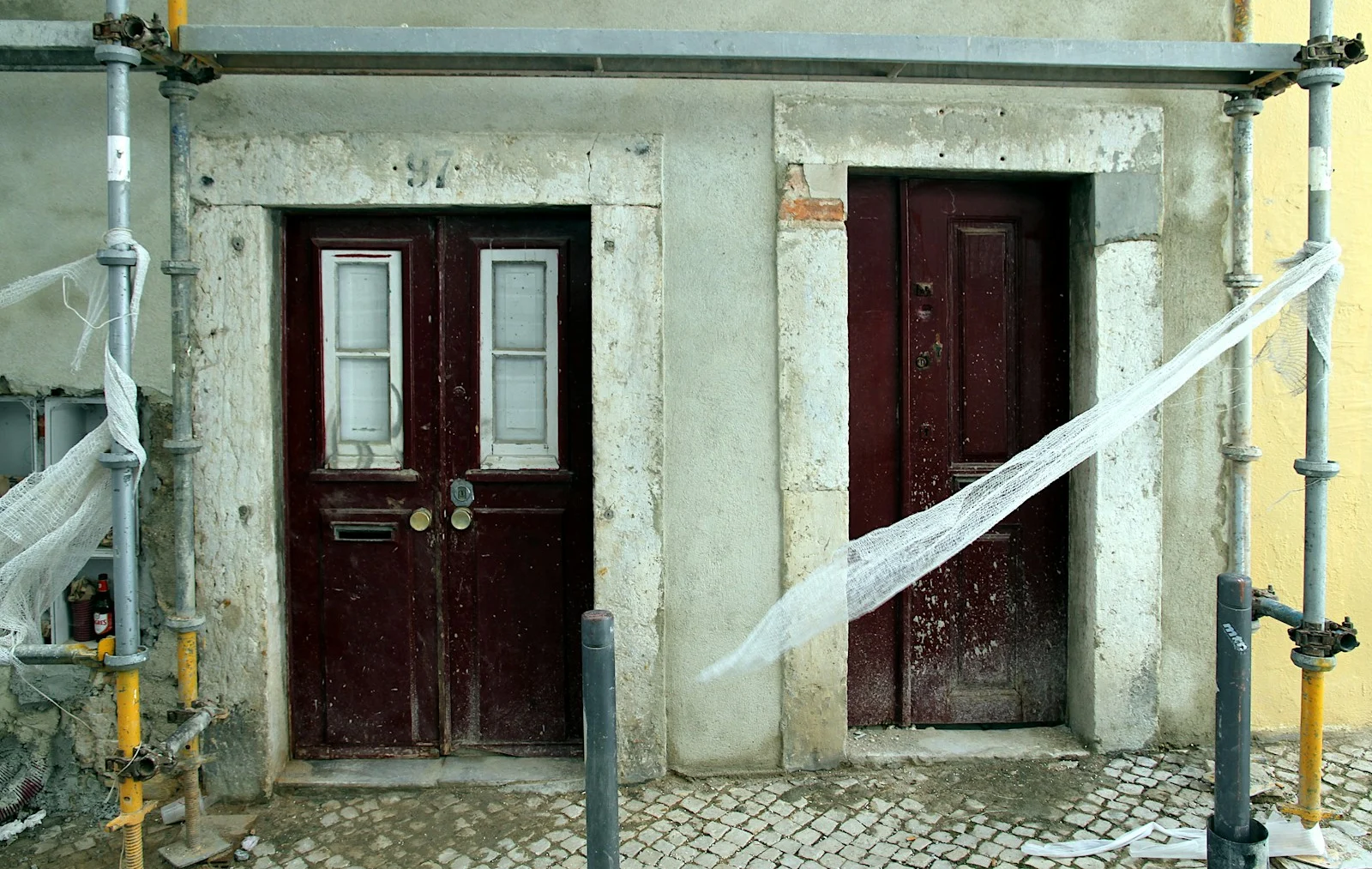 Preparação de paredes antes de pintar numa remodelação em Lisboa