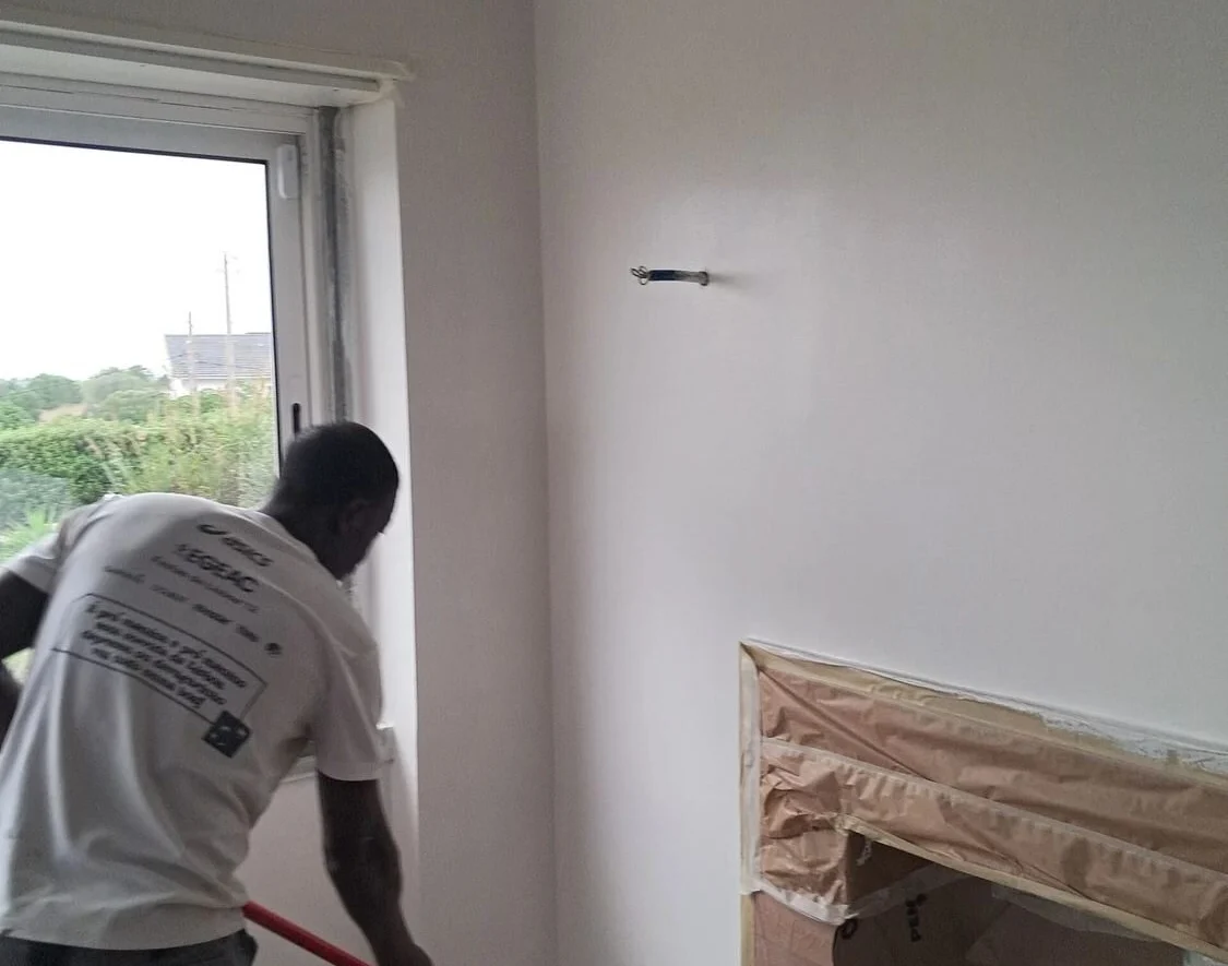 Durante — pintura e acabamentos da mesma sala