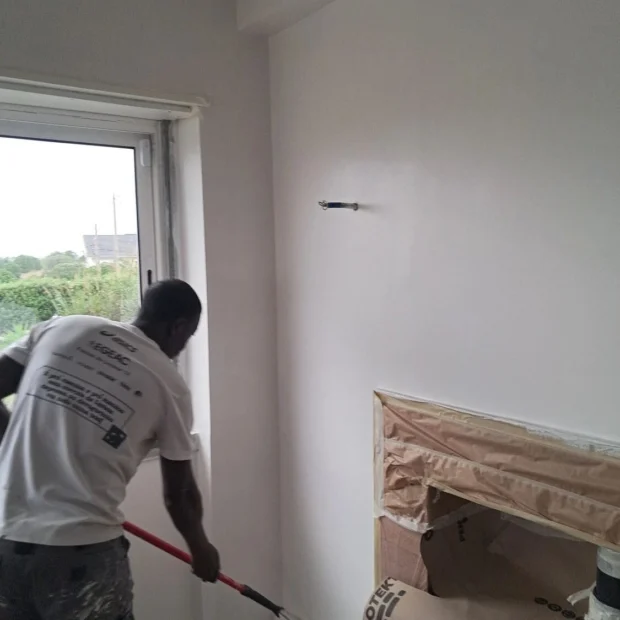 Durante — pintura e acabamentos da mesma sala