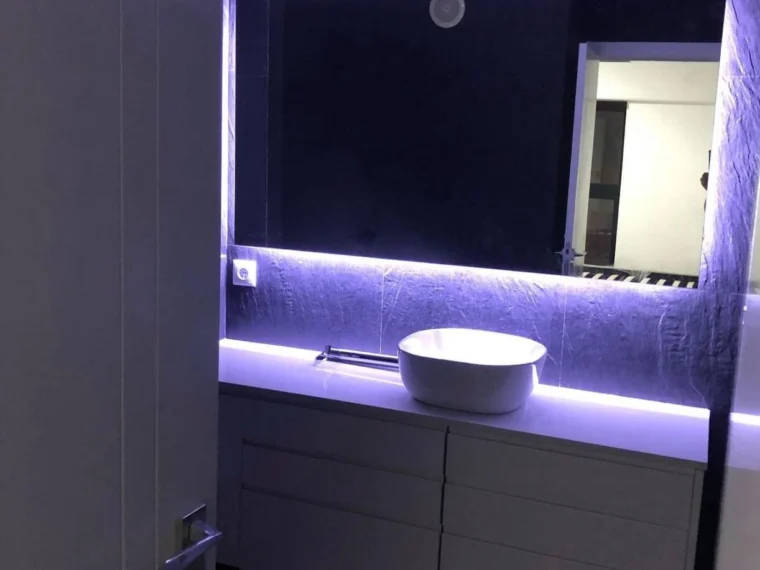 Bathroom with indirect lighting around the perimeter