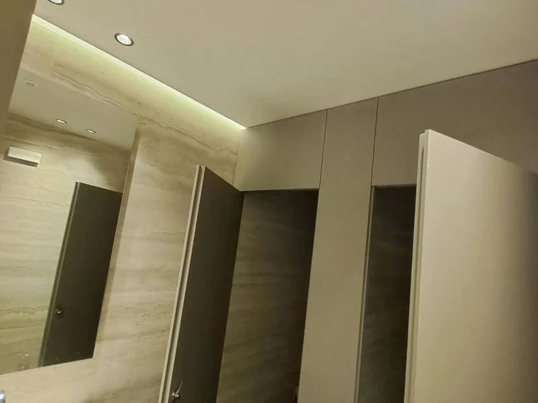 Sanitários revestidos a travertino