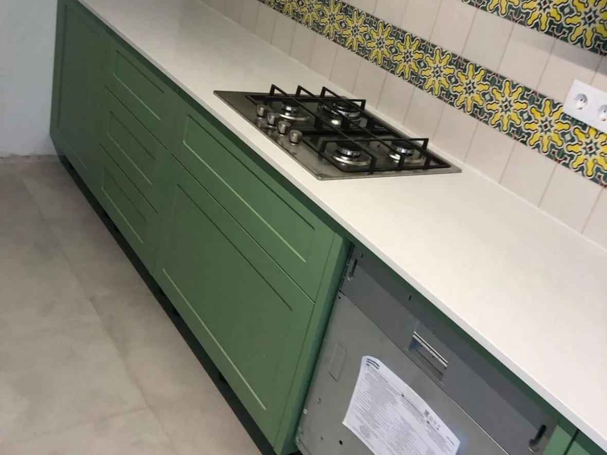 Cozinha lacada com friso decorativo em azulejo
