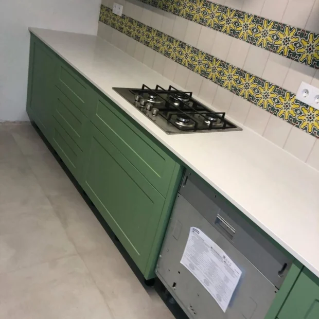 Lacquered kitchen with a decorative tiled band