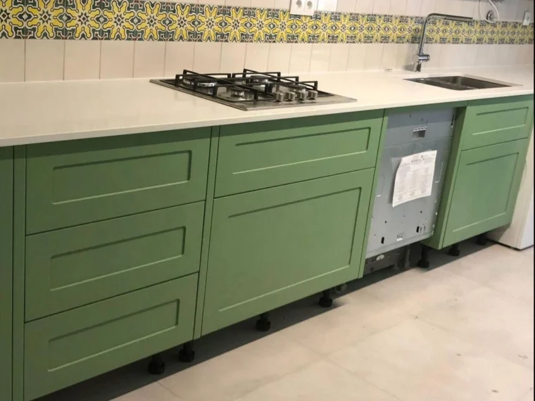Lacquered kitchen with a stone worktop and integrated appliances