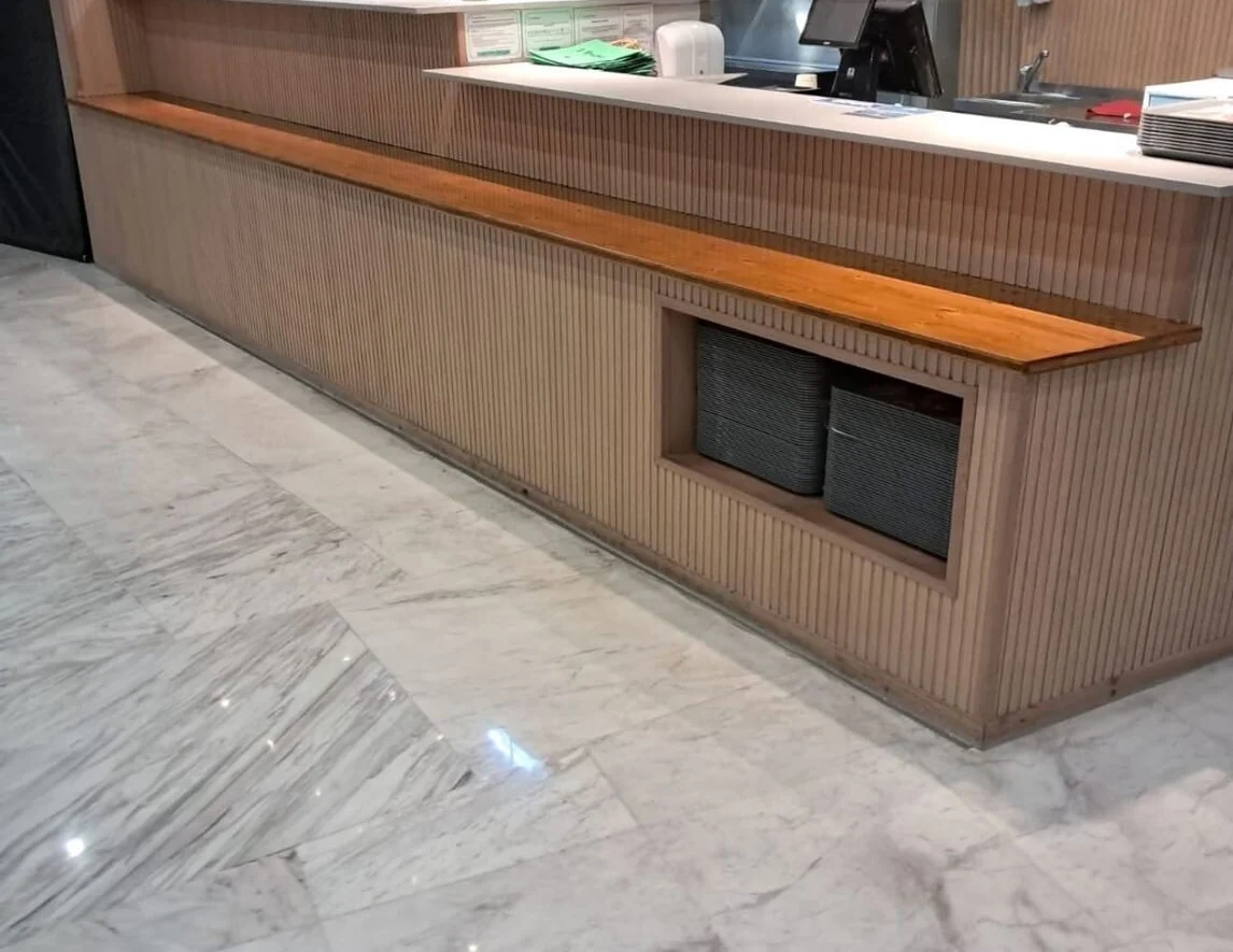 Balcão em mármore e madeira, espaço comercial
