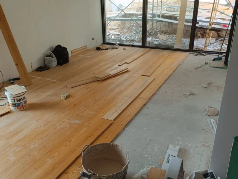 Laying timber floorboards