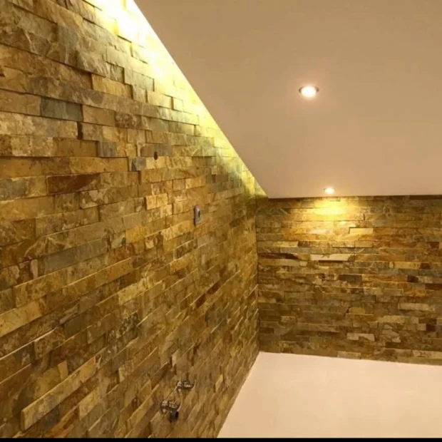 Depois — detalhe da iluminação rasante sobre a pedra