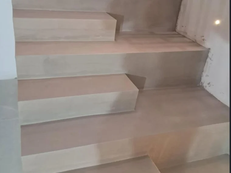 Escada revestida a pedra