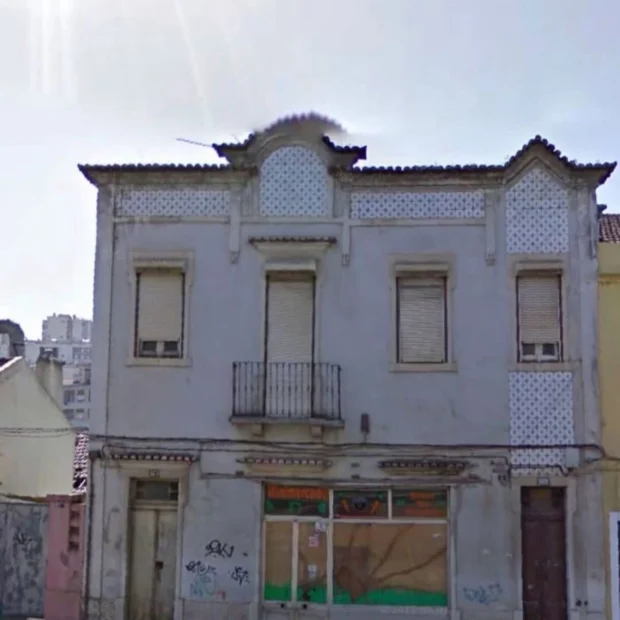 Antes — fachada antes da reabilitação