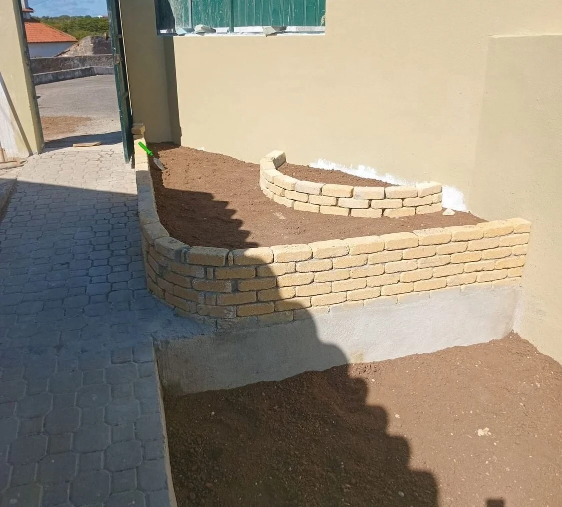 Depois — canteiros em alvenaria de pedra e pavimento em calçada
