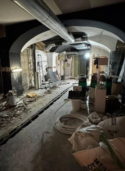 Antes — espaço comercial em obra, infraestruturas à vista