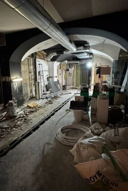 Antes — espaço comercial em obra, infraestruturas à vista