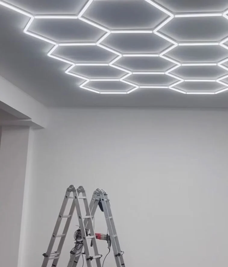 Depois — teto com iluminação LED em malha hexagonal