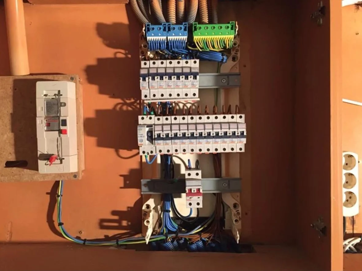 Montagem e ligação de quadro elétrico