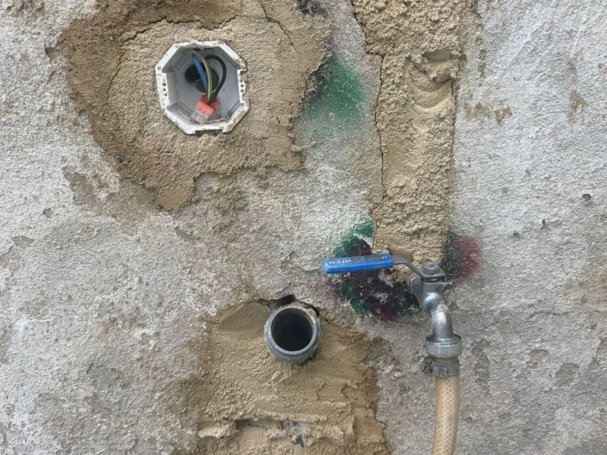Water and waste pipework in the wall