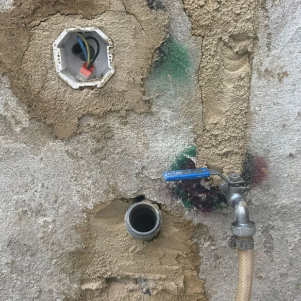 Water and waste pipework in the wall