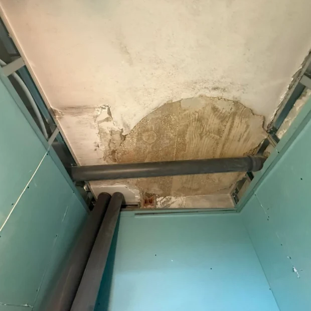 Teto falso: estrutura metálica e placa hidrófuga