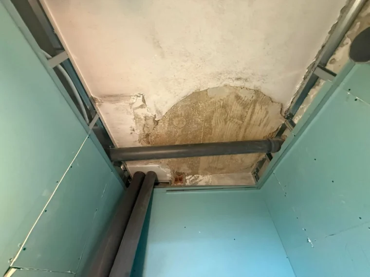 Teto falso: estrutura metálica e placa hidrófuga