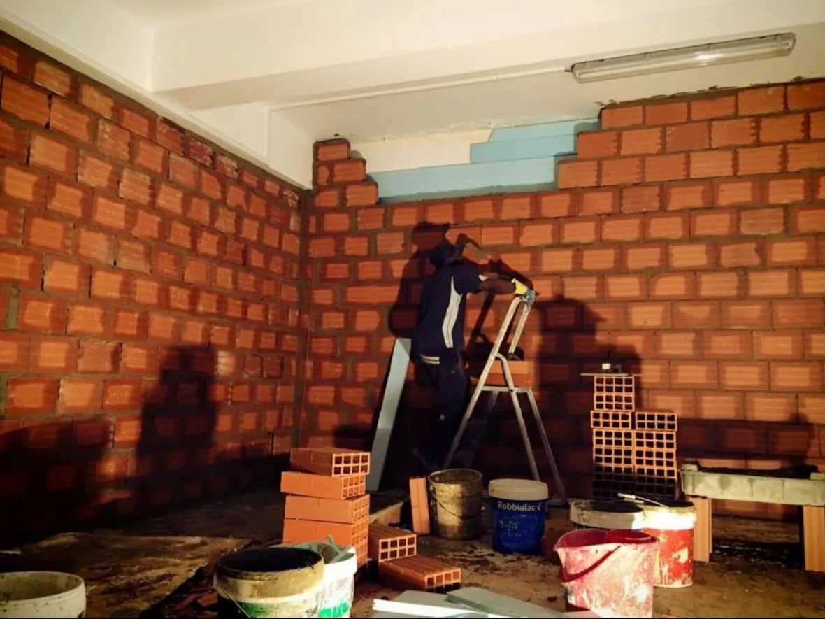 Raising walls in brickwork