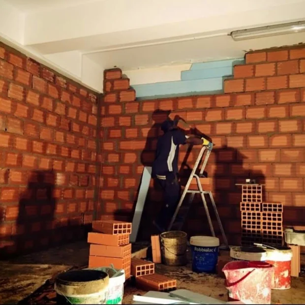 Raising walls in brickwork