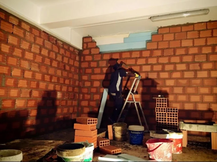 Raising walls in brickwork