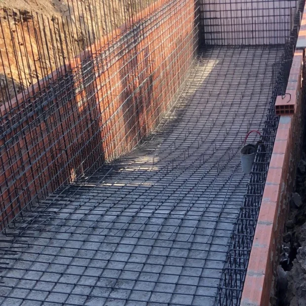 Preparing an outdoor slab with reinforcing mesh