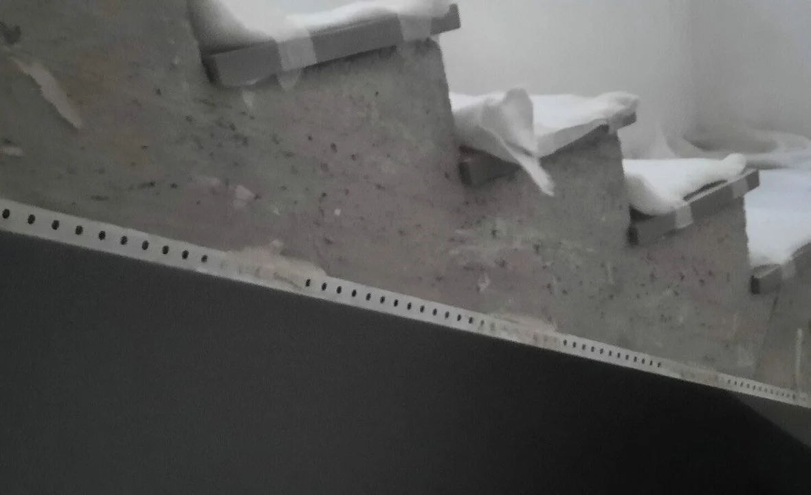 Aplicação de microcimento escuro em lanço de escada