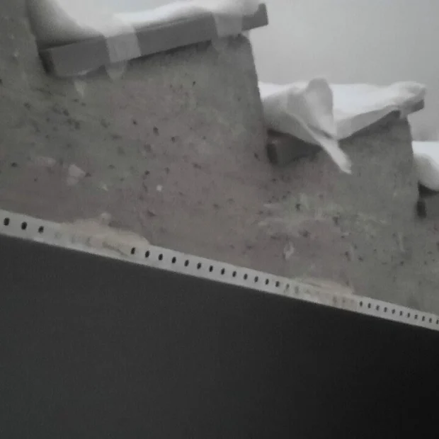 Aplicação de microcimento escuro em lanço de escada