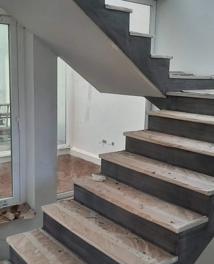 Escada em obra: degraus em madeira sobre estrutura revestida