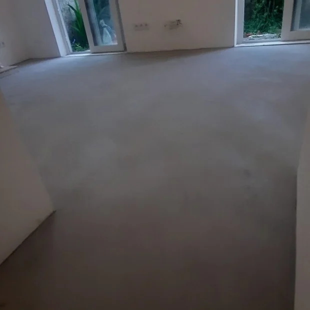 Microcement floor in a warm tone