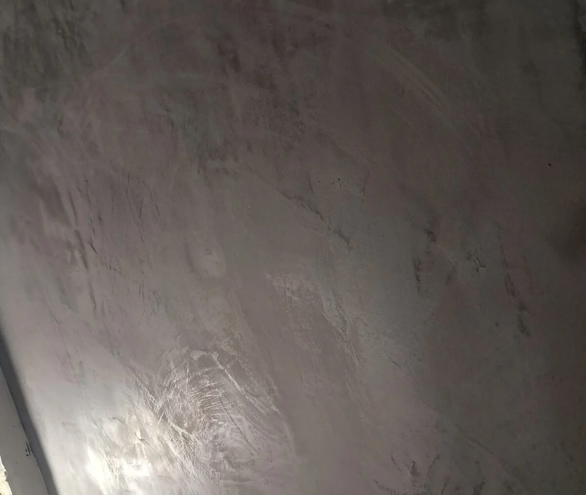 Microcement wall, with the continuous texture in view