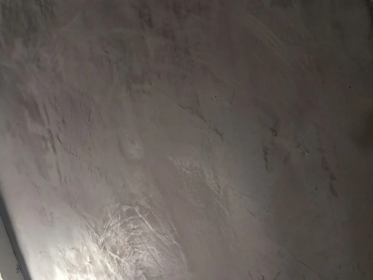 Microcement wall, with the continuous texture in view