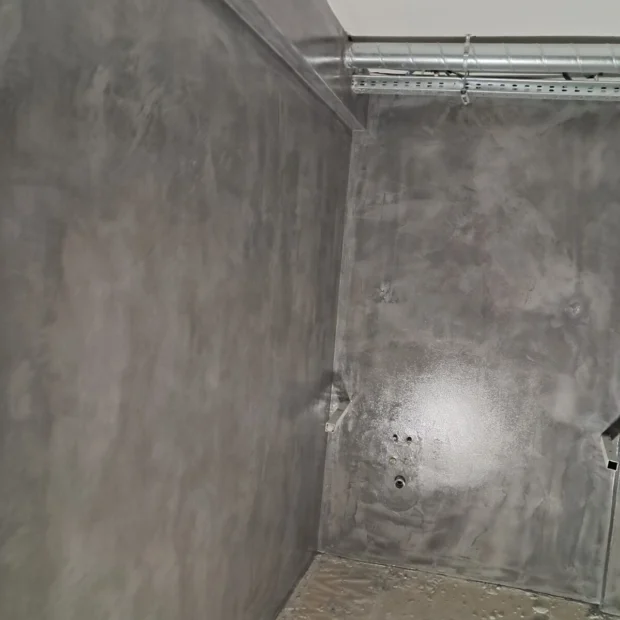 Room lined in microcement, walls and ceiling