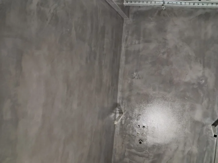 Room lined in microcement, walls and ceiling