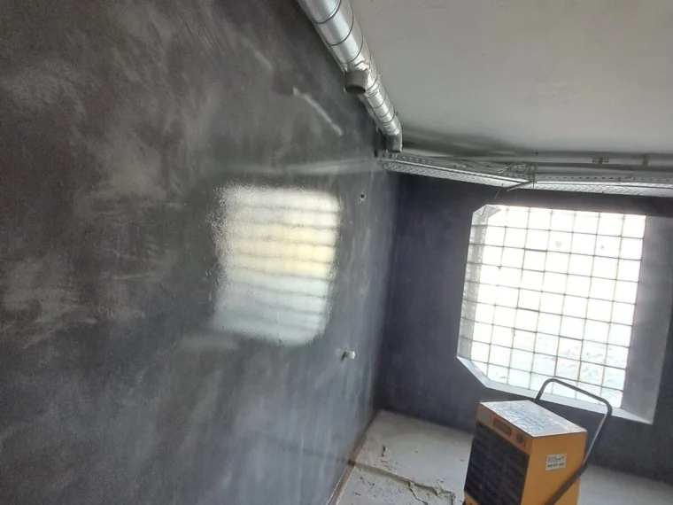 Wet area in microcement, before the sanitaryware