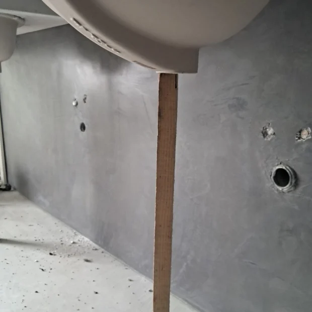 Microcement on the ceiling and walls of a plant room