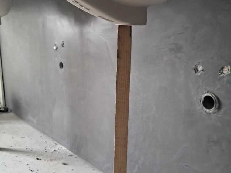 Microcement on the ceiling and walls of a plant room