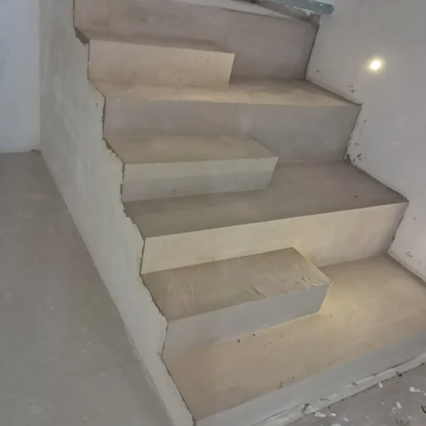 Escada revestida a microcimento, camada de base