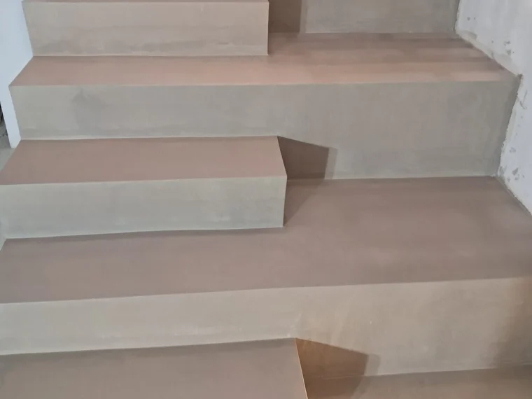 Escadas em microcimento claro