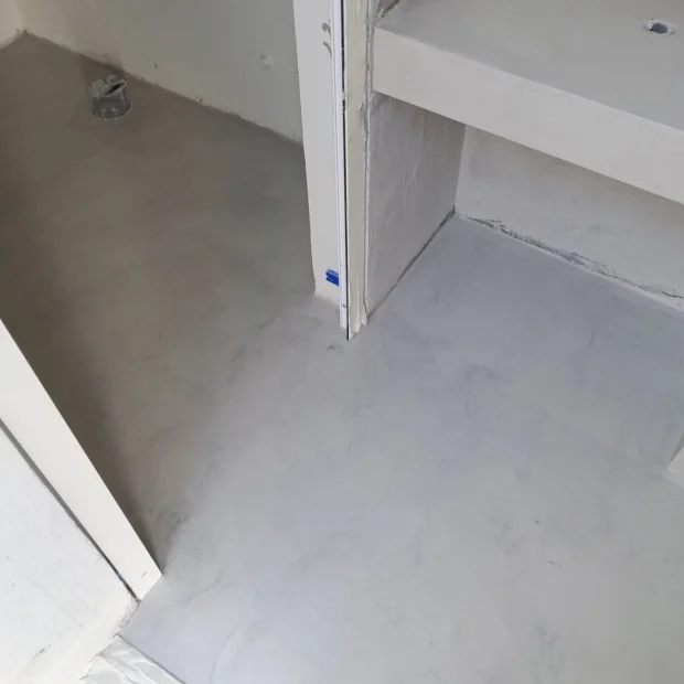 Microcement floor at the foot of the stair