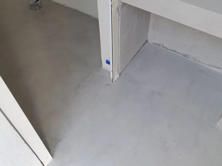 Microcement floor at the foot of the stair