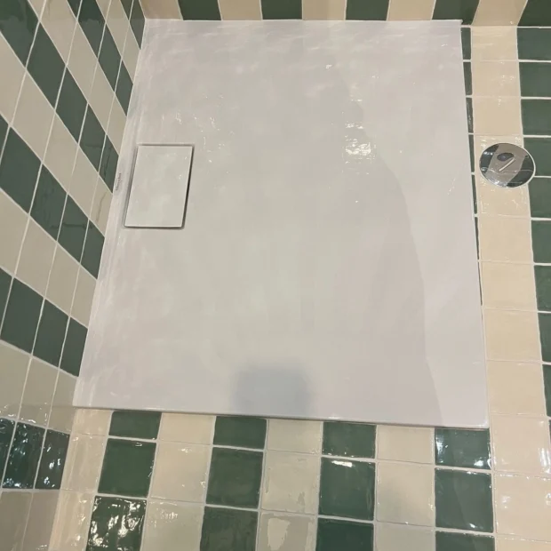 Shower tray and striped tiling laid