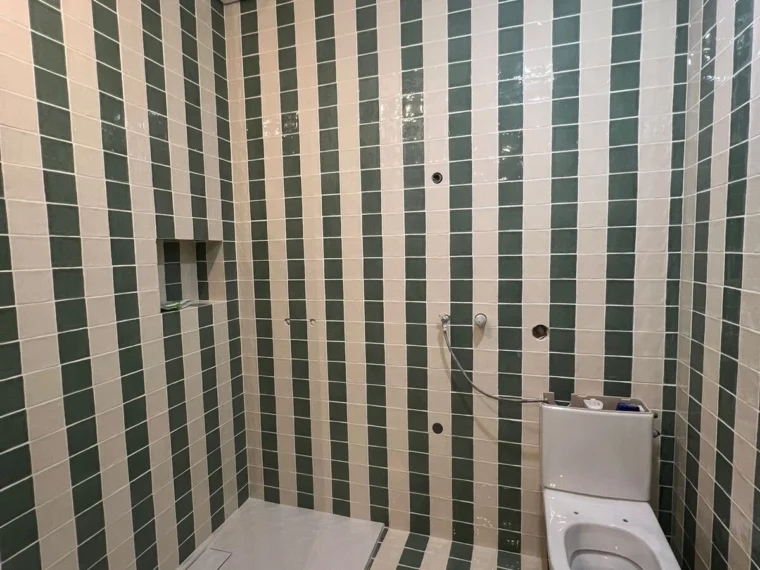 Shower in striped tile, finished
