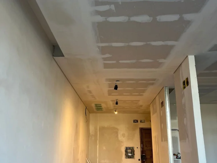 Corridor with a plasterboard ceiling, before painting
