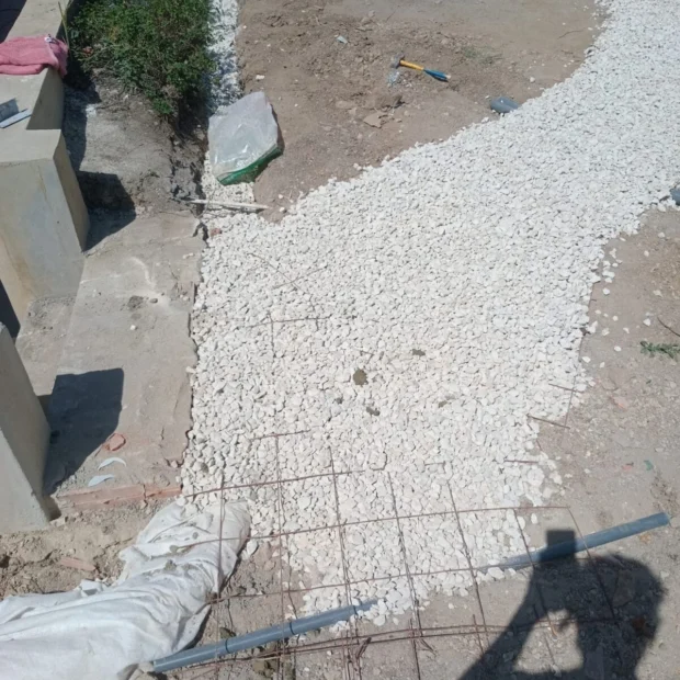Preparing an outdoor slab with reinforcing mesh