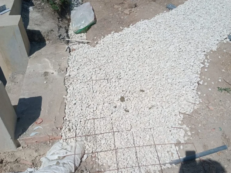 Preparing an outdoor slab with reinforcing mesh