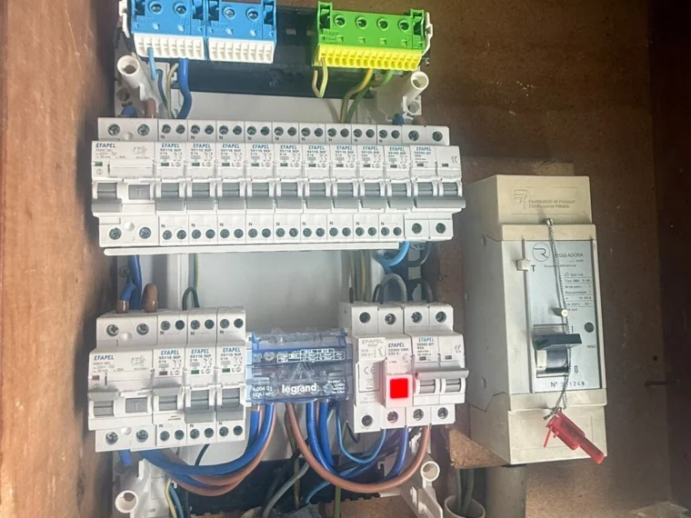 Consumer unit with the circuits identified